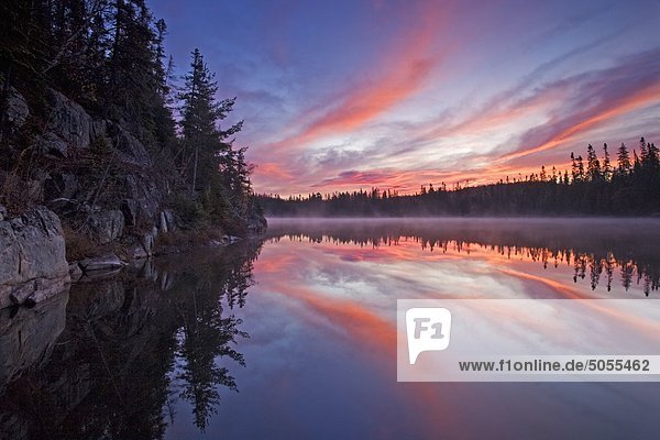 Sonnenaufgang im Herbst Line-See in der Nähe von Wawa  Ontario  Kanada