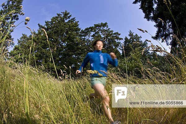 Eine junge Frau Trailrunning auf Gabriola Island  Vancouver  Insel  BC