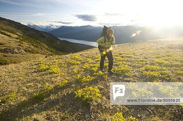 Eine Frau Wanderer Wandern auf einem Ridgetop in der Chilcotin-Region  British Columbia