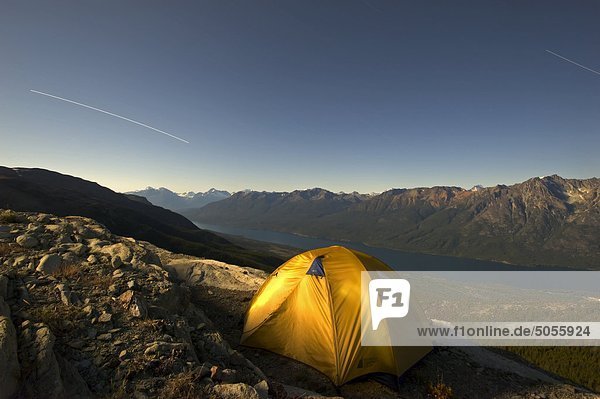 Die Erde dreht  während ein Backpacker bietet Platz für die Nacht durchtanzen  British Columbias Coast Mountains