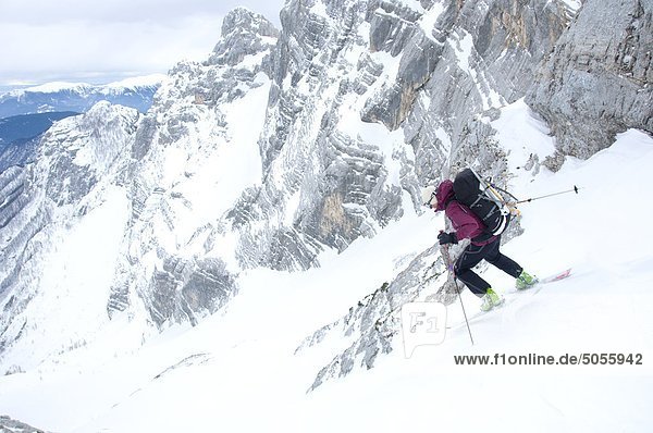 Eine Frau Backcountry Skier steigt Hang in Nationalpark Triglav  Slowenien