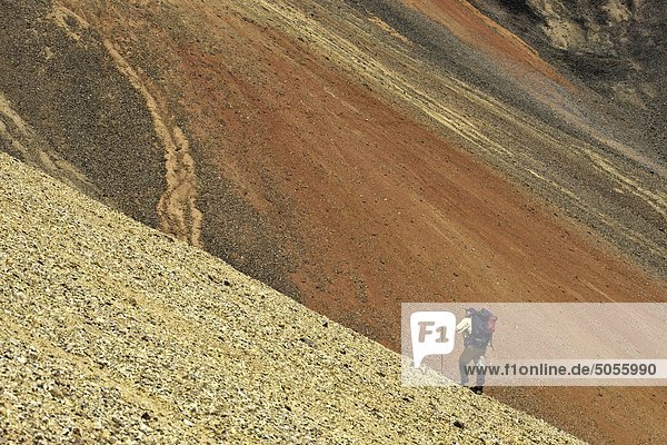 Wandern in der Vulkanlandschaft der Rainbow-Berge von British Columbia Kanada