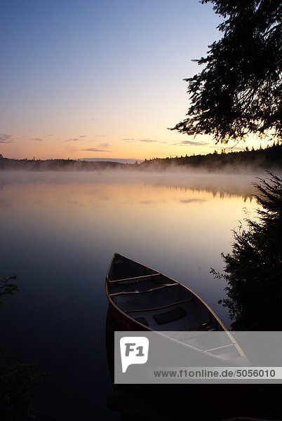 Kanu im Morgengrauen am Ufer des Sees von Sawyer  Algonquin Park  Ontario  Kanada