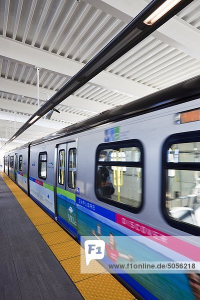 Die Canada Line Licht Rapid Transit Verknüpfung downtown Vancouver zum Flughafen Eingabe eine Station-Plattform. Vancouver British Columbia  Kanada.