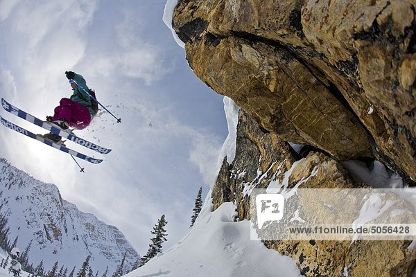 Skifahrer Steilküste treten Urlaub