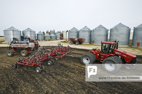 Bauern laden einen seeding Tank neben Hof in der Nähe von Dugald Manitoba Kanada