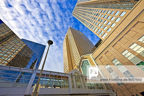 Zwillingstürme des Saals Bankiers und eine Brücke  die in der Plus 15 Gehweg-System  das mit Hochhäusern und Geschäfte  Calgary  Alberta  Kanada ist.