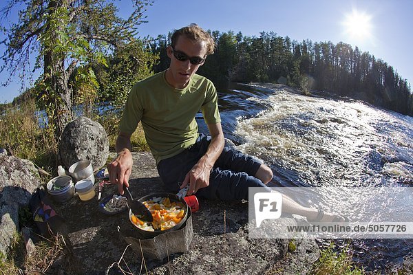 Ein junger Mann  Kanu und camping für 2 Wochen in Wabakimi Provincial Park  Nord-Ontario  Kanada