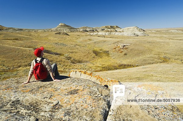 Ein Wanderer Blick auf Keilschwanz-Regenpfeifer Badlands Ostblock Grasslands-Nationalpark Saskatchewan Kanada
