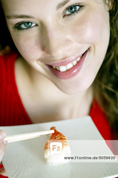 Frau Porträt mit Sushi teller
