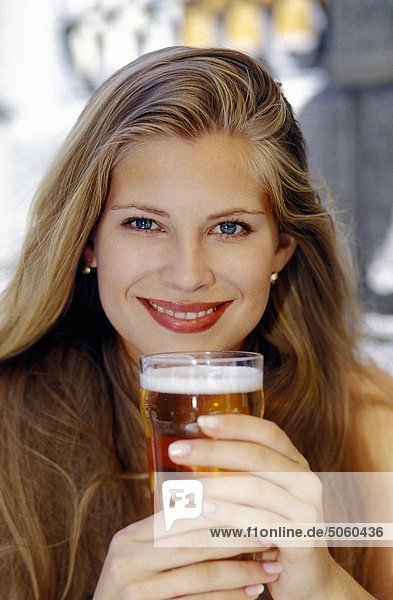 Frau Porträt mit einem Glas Bier