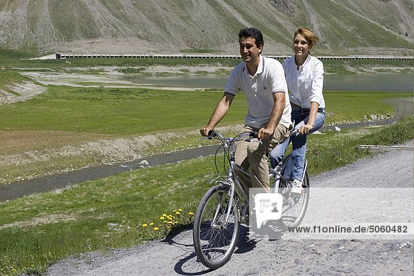 Paar mit dem Tandem-Fahrrad