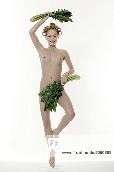 Nackte Frau mit Gemüse