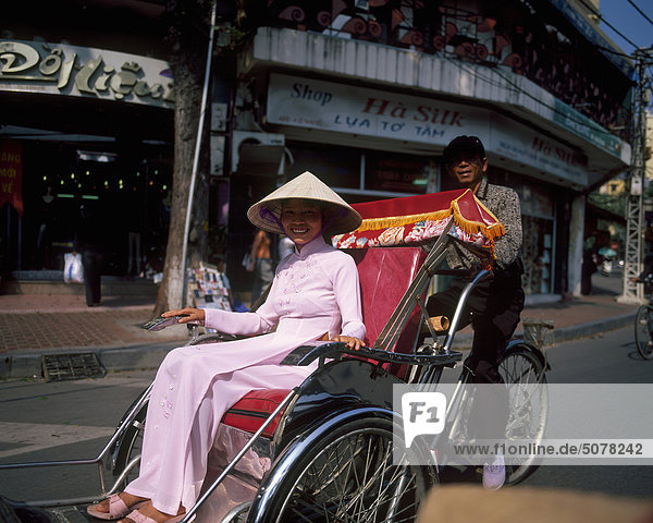 Vietnam Hanoi vietnamesische Frau auf Rikscha