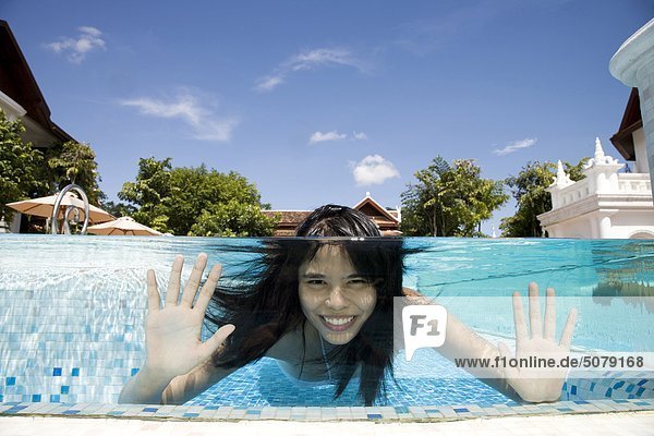Frau Ostasien Urlaub Schwimmbad Mandarine Chiang Mai Thailand