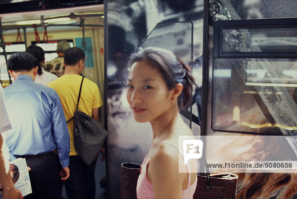 Thai Mädchen auf der Skytrain  Bangkok  Thailand