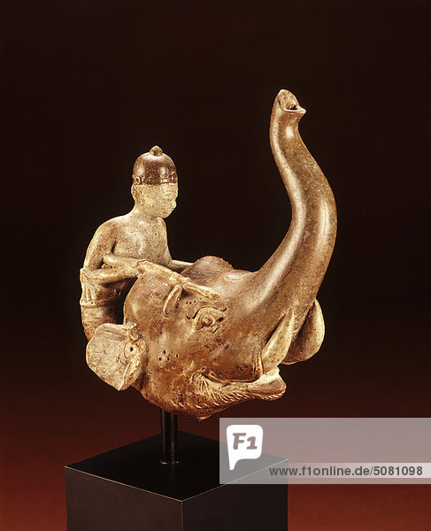 Fragment einer Swankalok Figur mit einem ElephantThailand.