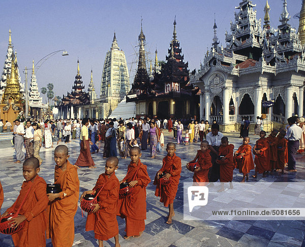 Myanmar (Burma)  Yangon  Shwedagon Pagoda  buddhist ceremony