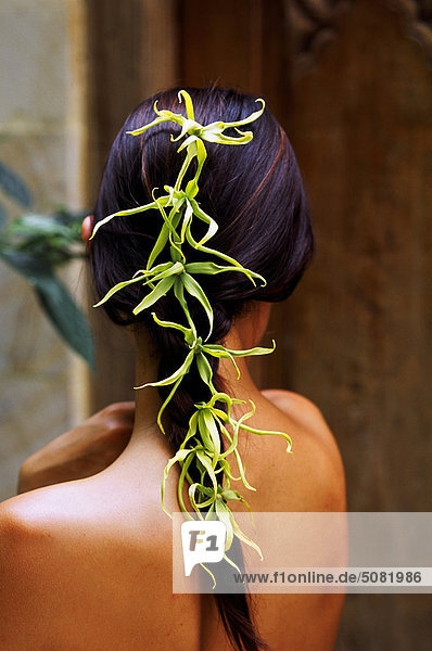 Frau mit Ylang-Ylang im Haar