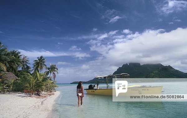 Französisch-Polynesien  Bora Bora. Frau im flachen Wasser