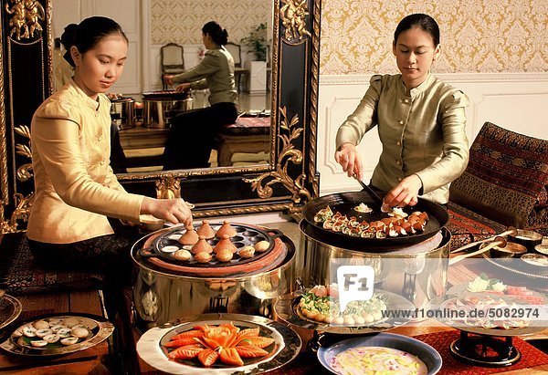 Mädchen die Vorbereitung von süßen Pfannkuchen und andere Desserts im Oriental Hotel Bangkok Thailand