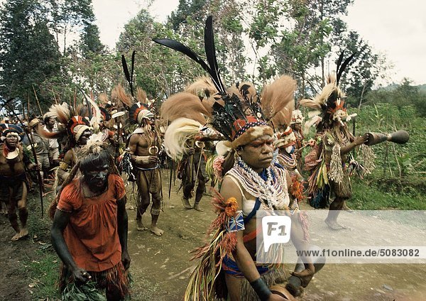 Asaro Stammesgenossen auf dem Weg zu einer rituellen Anzeige des Reichtums.Goroka  Papua New Guinea  1974.