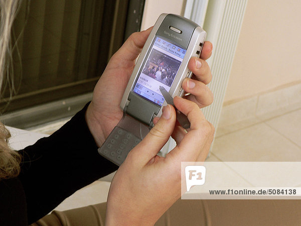 Frau mit Handy detail