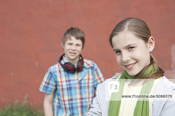 Lächelndes Mädchen und Junge mit Kopfhörer