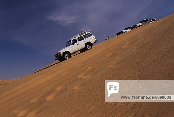 Autos 4 x 4 in der Sahara  Libyen
