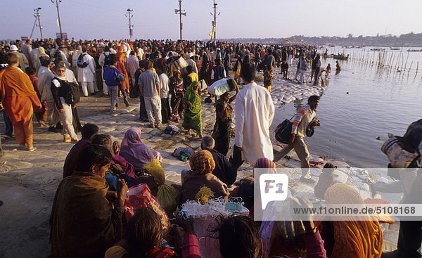 Indien  Uttar Pradesh  Allahabad (Prayag)  Kumbh Mela Heiligen Festival. Menschen  die ständigen Sangam-Fluss