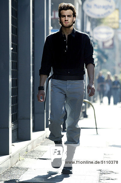 Mann zu Fuß auf der Straße