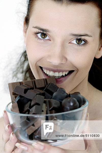 Frau ißt Schokolade