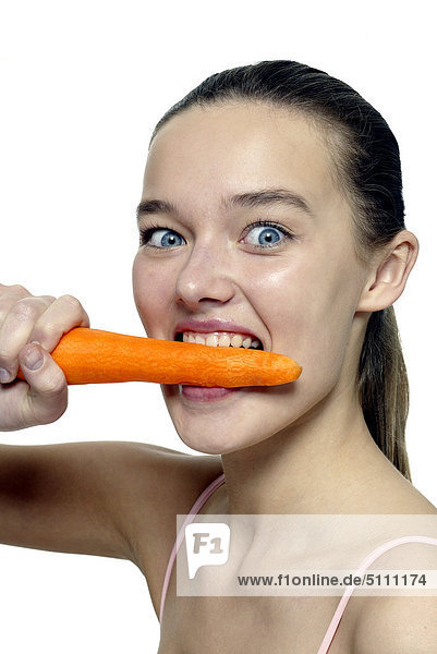 Frau beißt eine Karotte