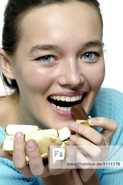 Frau ißt Schokolade