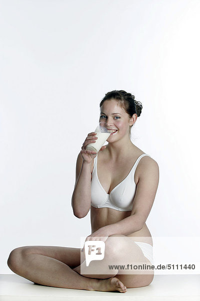 Übergewichtigen Frau trinkt ein Galss Milch
