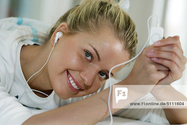 Frau hält MP3 player