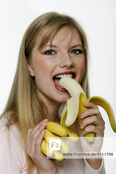 Junge Frau isst eine Banane