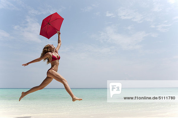 Frau  Strand  Regenschirm  Schirm  rennen  Sonnenschirm