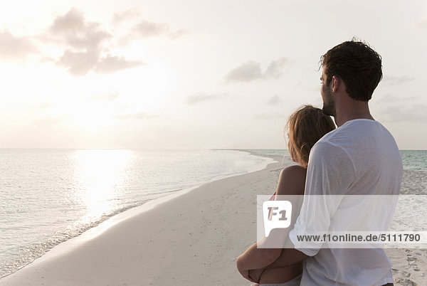 Paar bewundernder Horizont am Strand