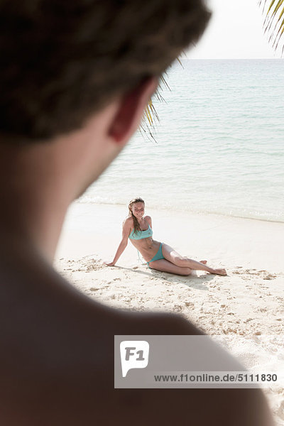 Mann bewundernde Frau am tropischen Strand