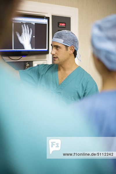 Ärzte untersuchen das Röntgenbild der Hand