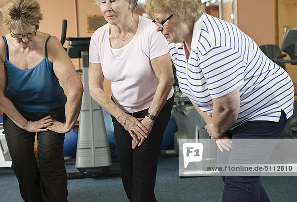 Ältere Frauen beim Stretching im Fitnessstudio