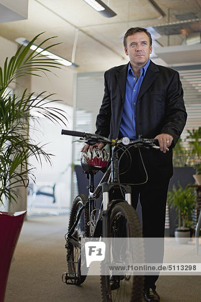 Geschäftsmann  bringen  Büro  Fahrrad  Rad