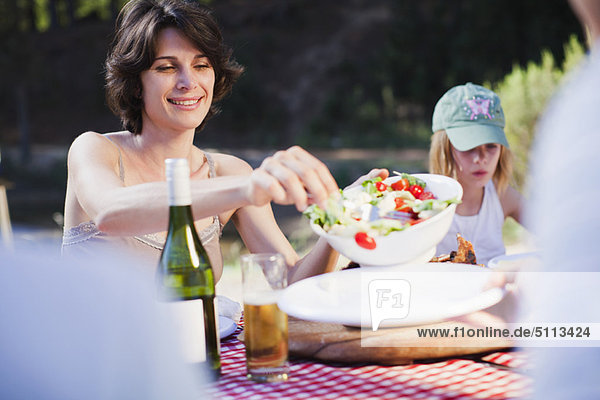 geben  Picknick  Salat  Mutter - Mensch