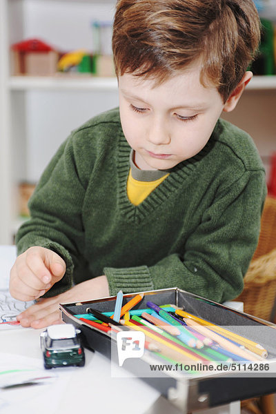 Farbaufnahme Farbe Bleistift Junge - Person Zeichnung
