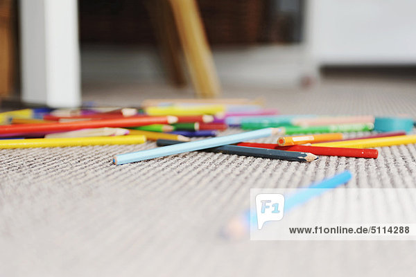 Haufen  Farbaufnahme  Farbe  Bleistift  Boden  Fußboden  Fußböden