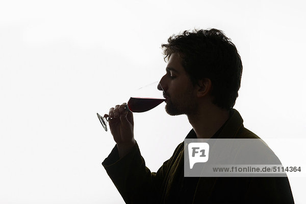 Mann trinkt ein Glas Wein