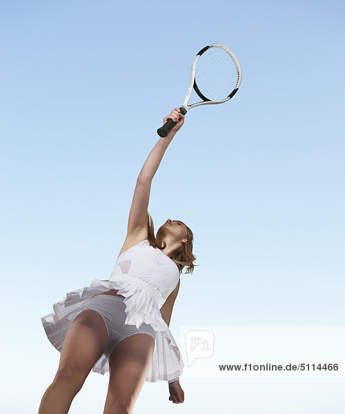 niedrig  Frau  Ansicht  Flachwinkelansicht  Winkel  spielen  Tennis