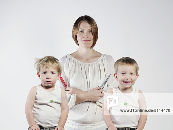 stehend  Junge - Person  Zwilling - Person  Mutter - Mensch