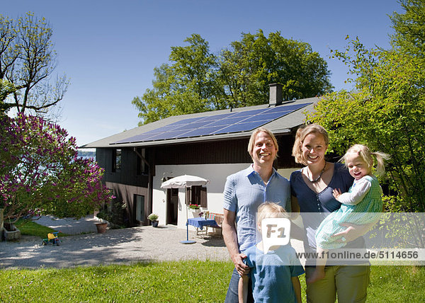 Familie zu Hause mit Solarmodul